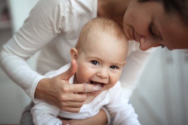 Babys erste Zähne: Tipps für eine sanfte Zahnpflege