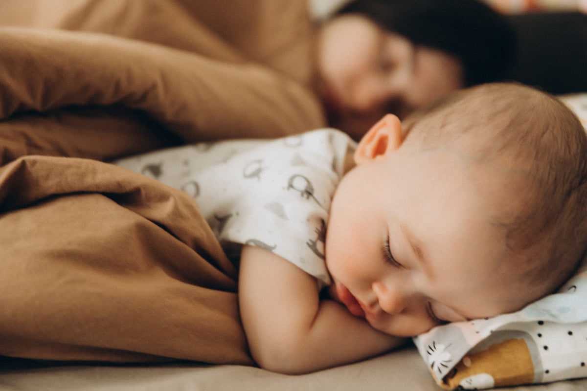 Schlafprobleme bei Kleinkindern: Ursachen & Lösungen