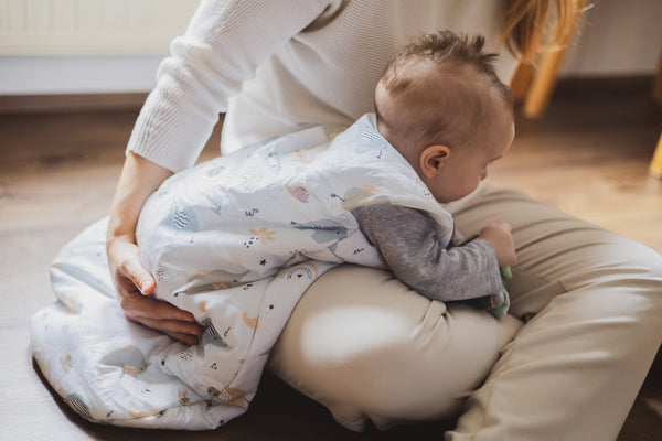 Wann fängt mein Baby an zu krabbeln? Anzeichen & Tipps