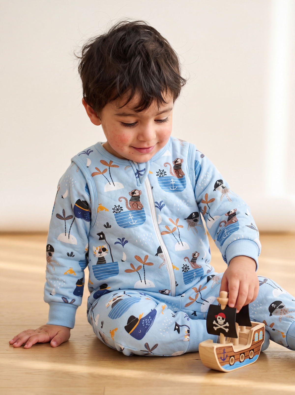 192- Kinderschlafsack 2.5 TOG Pirat Affe Qualle Katze Blau mit abnehmbaren Ärmeln