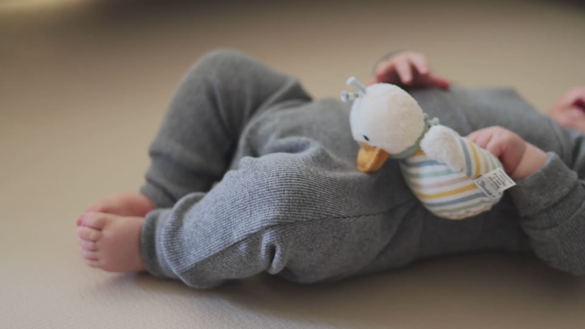 Baby im Body und gemütlicher Schlupfhose von TupTam